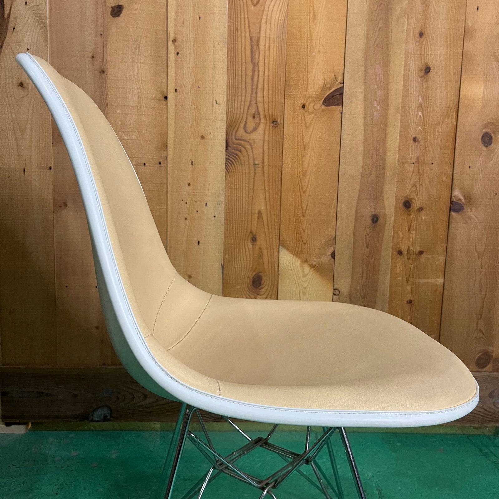 ハーマンミラー Herman Miller サイドシェルチェア エッフェルベース チャールズ＆レイ・イームズ ヴィンテージ 中古 ベージュ –  RESTYLE