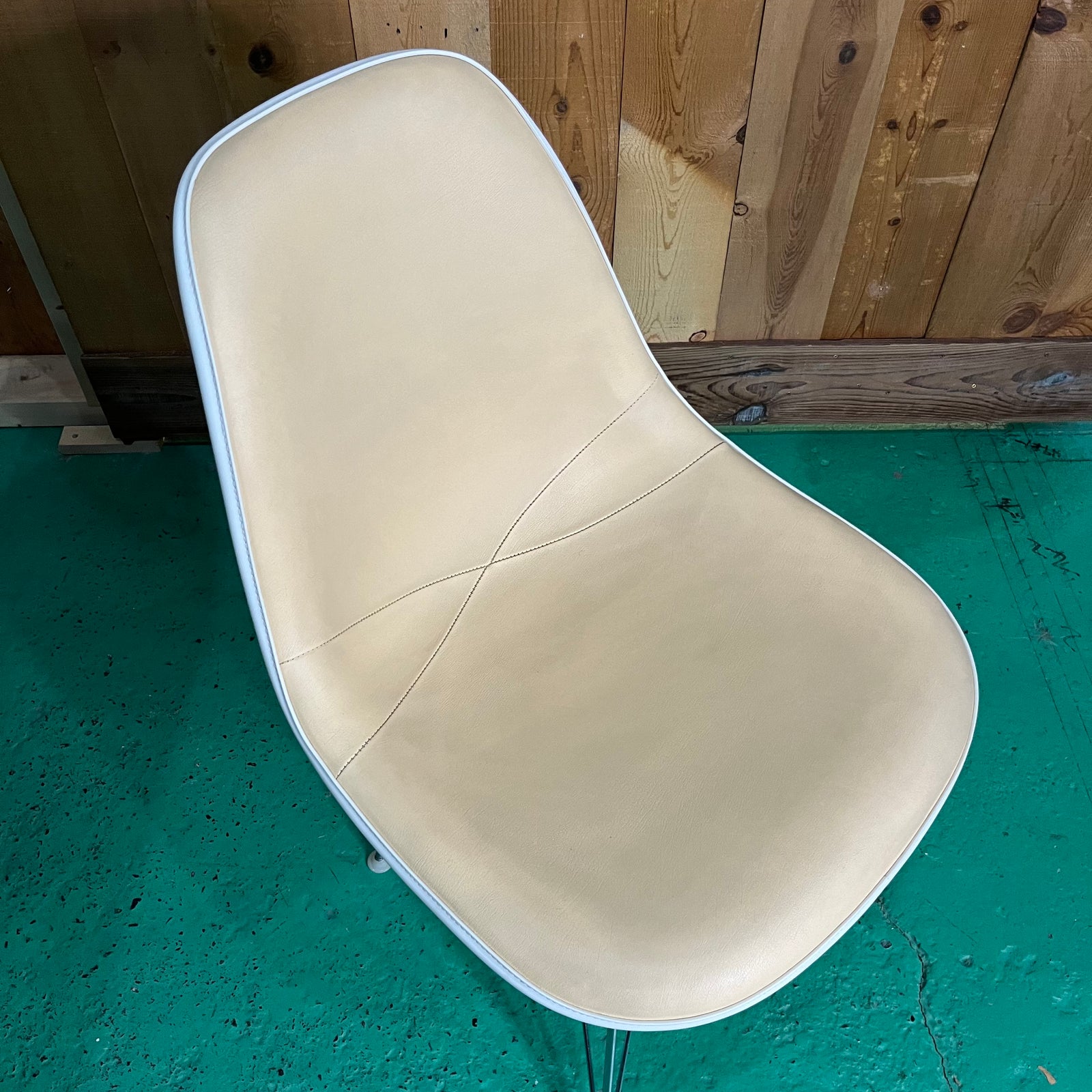 ハーマンミラー Herman Miller サイドシェルチェア エッフェルベース チャールズ＆レイ・イームズ ヴィンテージ 中古 ベージュ –  RESTYLE