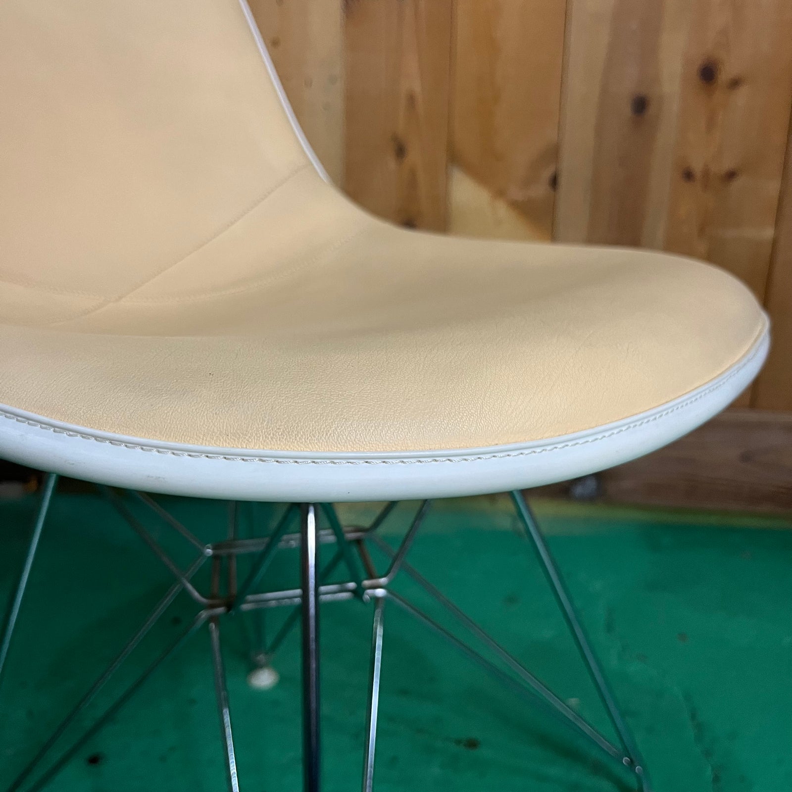 ハーマンミラー Herman Miller サイドシェルチェア エッフェルベース チャールズ＆レイ・イームズ ヴィンテージ 中古 ベージュ –  RESTYLE