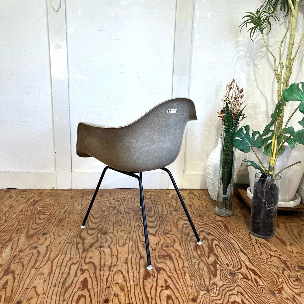 ハーマンミラー / Herman Miller アームシェルチェア チャールズ＆レイ・イームズ エレファントハイドグレー FRP ヴィンテージ –  RESTYLE