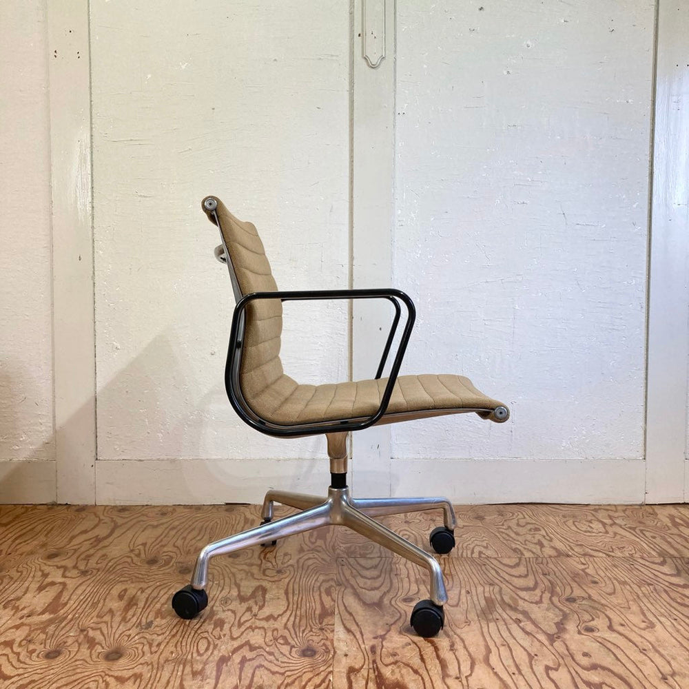 ハーマンミラー / Herman Miller イームズ アルミナムグループマネジメントチェア デスクチェア 4本レッグ ヴィンテージ 中古 –  RESTYLE