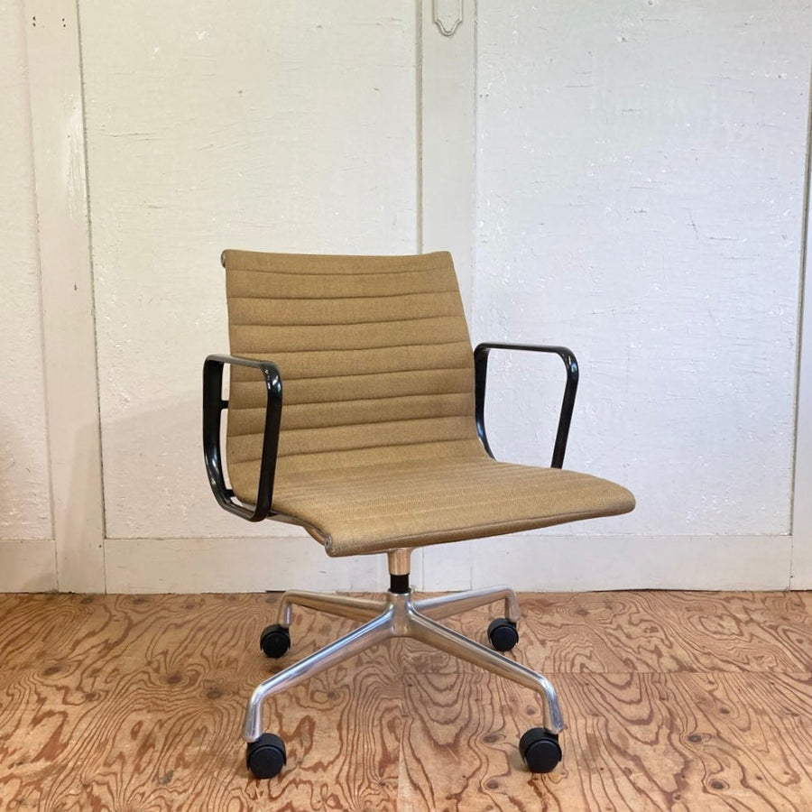 ハーマンミラー / Herman Miller イームズ アルミナムグループマネジメントチェア デスクチェア 4本レッグ ヴィンテージ 中古 –  RESTYLE