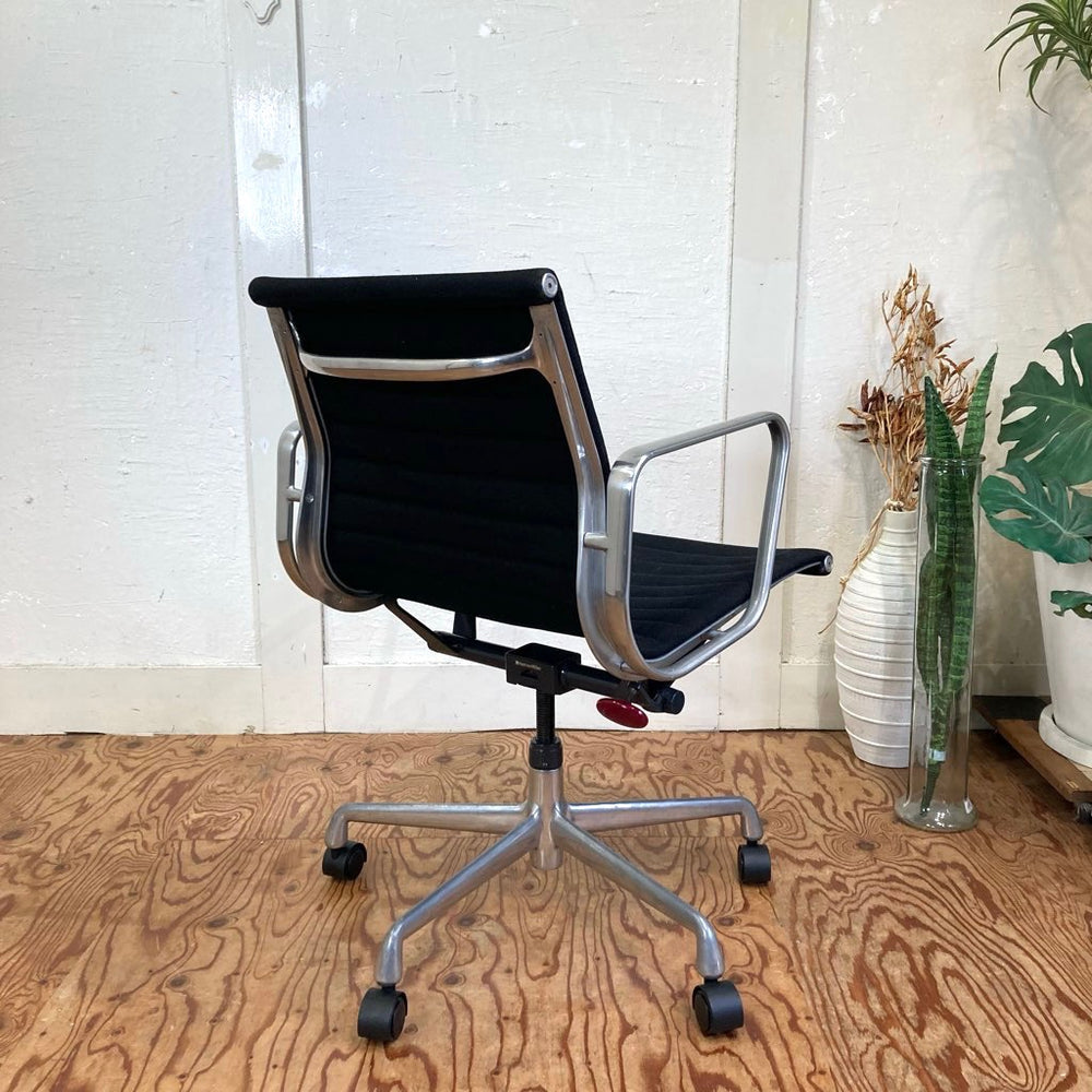 ハーマンミラー / Herman Miller イームズ アルミナムグループマネジメントチェア デスクチェア 5本レッグ ヴィンテージ 中古 –  RESTYLE