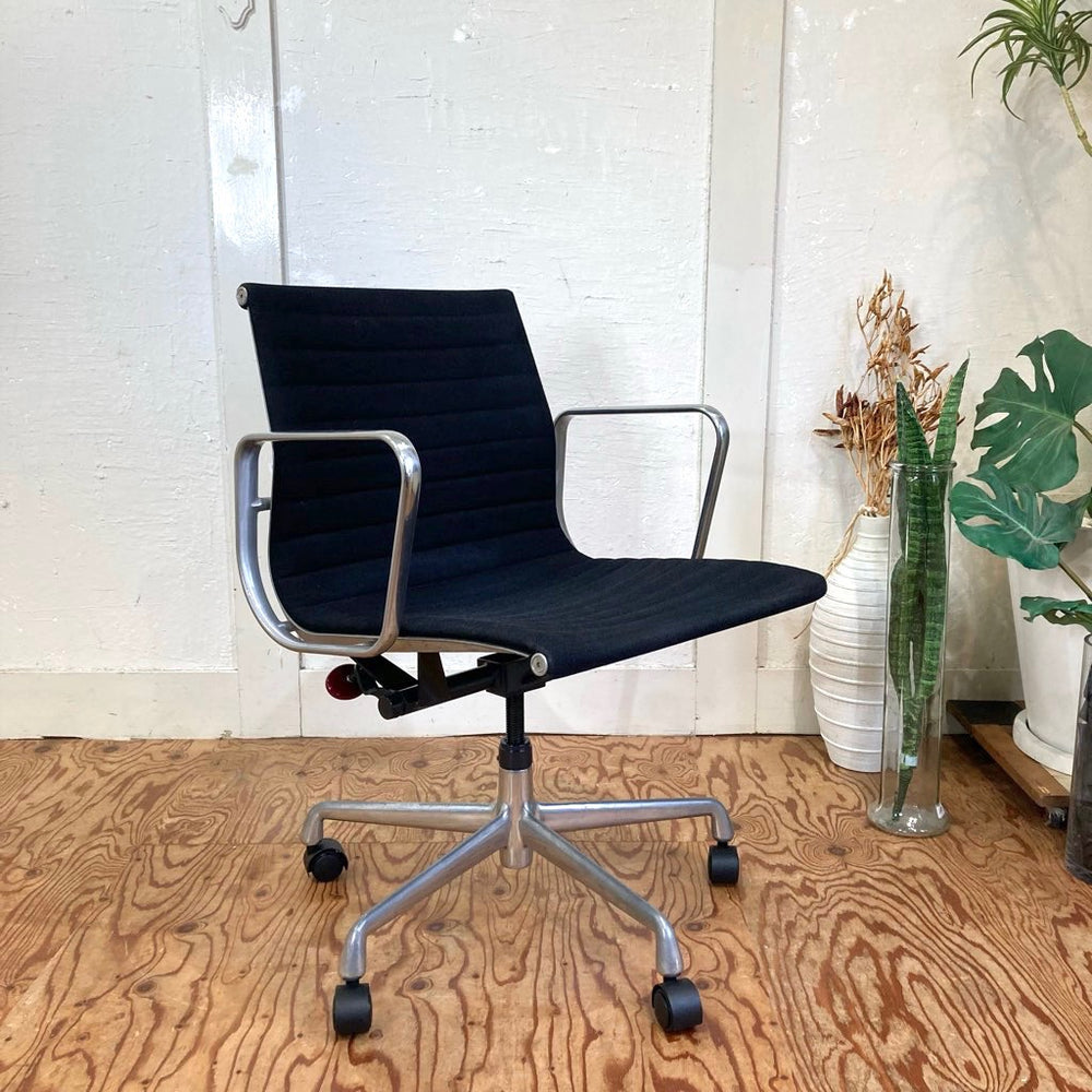 ハーマンミラー / Herman Miller イームズ アルミナムグループマネジメントチェア デスクチェア 5本レッグ ヴィンテージ 中古 –  RESTYLE