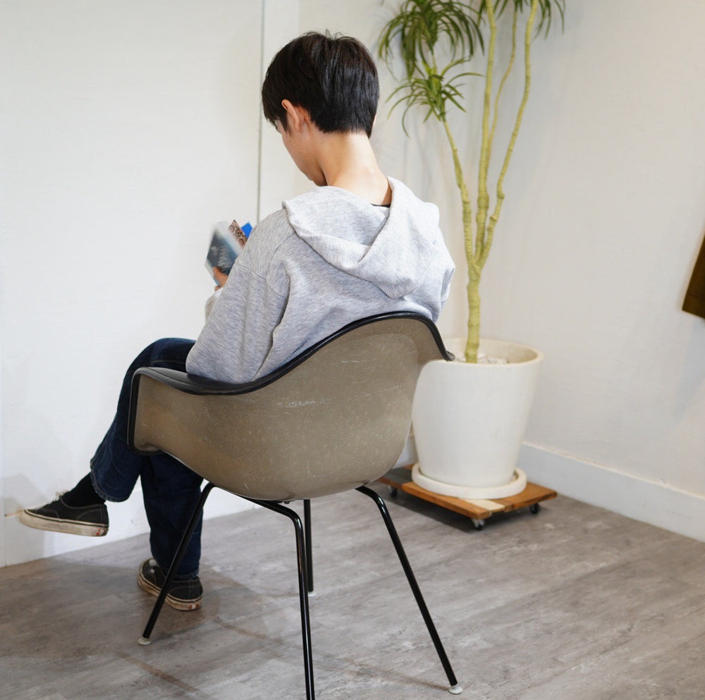 ハーマンミラー Herman Miller アームシェルチェア ナウガレザー 黒 Hベース チャールズ＆レイ・イームズ ヴィンテージ 中古 –  RESTYLE