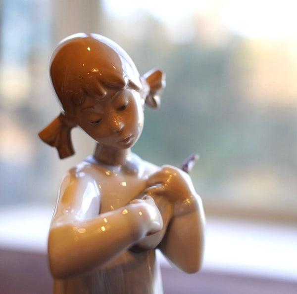 リヤドロ / LLADRO ウクレレを弾く少女 フィギュリン スペイン