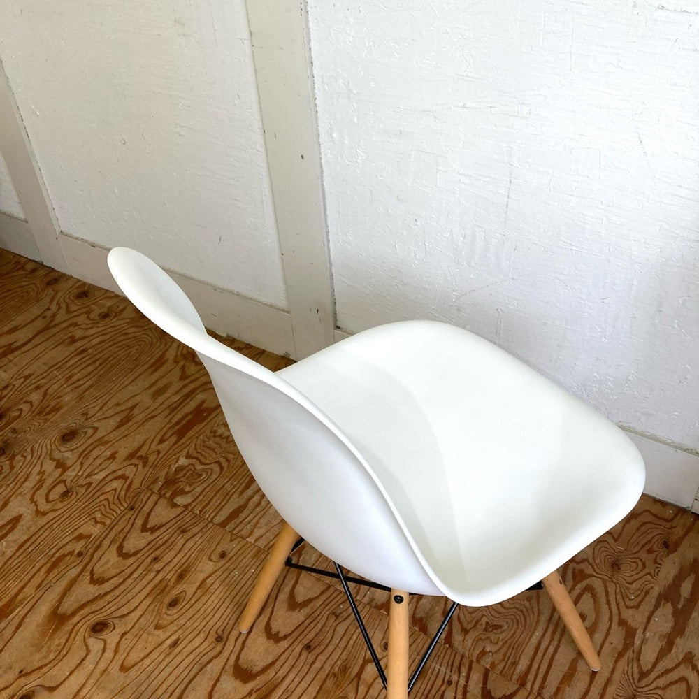 ハーマンミラー / Herman Miller サイドシェルチェア ホワイト ドゥエルレッグ チャールズ＆レイ・イームズ 中古 白 名作 –  RESTYLE