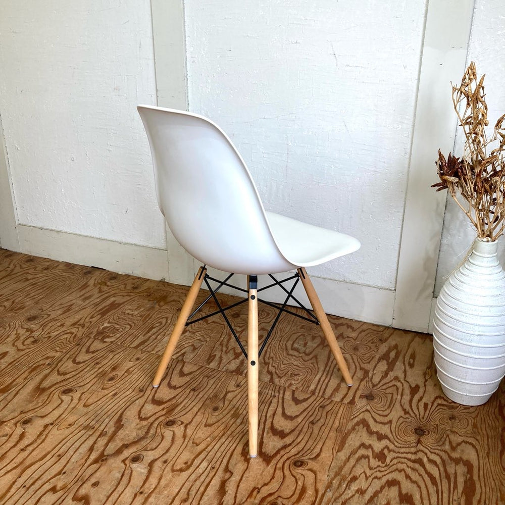 ハーマンミラー / Herman Miller サイドシェルチェア ホワイト ドゥエルレッグ チャールズ＆レイ・イームズ 中古 白 名作 –  Restyle