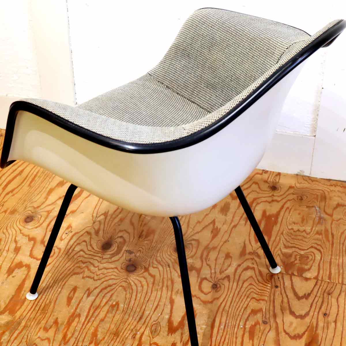 ハーマンミラー / Herman Miller アームシェルチェア チャールズ＆レイ・イームズ アレキサンダー・ジラルド Alexander  Girard FRP ヴィンテージ FRP Hベース – RESTYLE