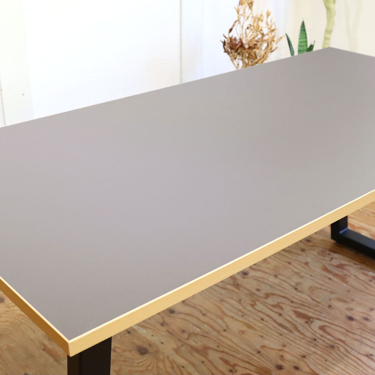 Kanademono / 金物家具のかなでもの THE TABLE リノリウム MAUVE TRAPEZOID Black Steel  ダイニングテーブル 中古