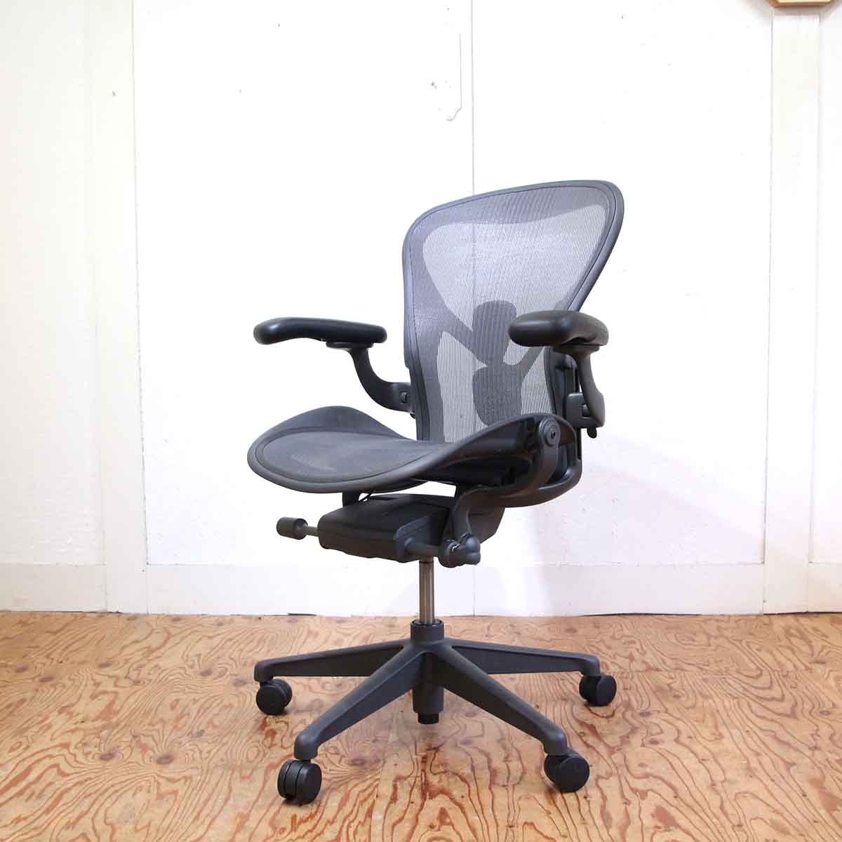 ハーマンミラー / HermanMiller アーロンチェア / Aeron Chairs リマスタードフル装備 B ドン・チャドウィック 中古 –  Restyle