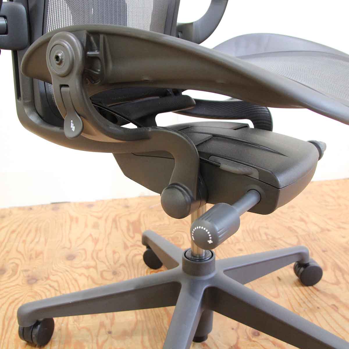 ハーマンミラー / HermanMiller アーロンチェア / Aeron Chairs リマスタードフル装備 B ドン・チャドウィック 中古 –  Restyle