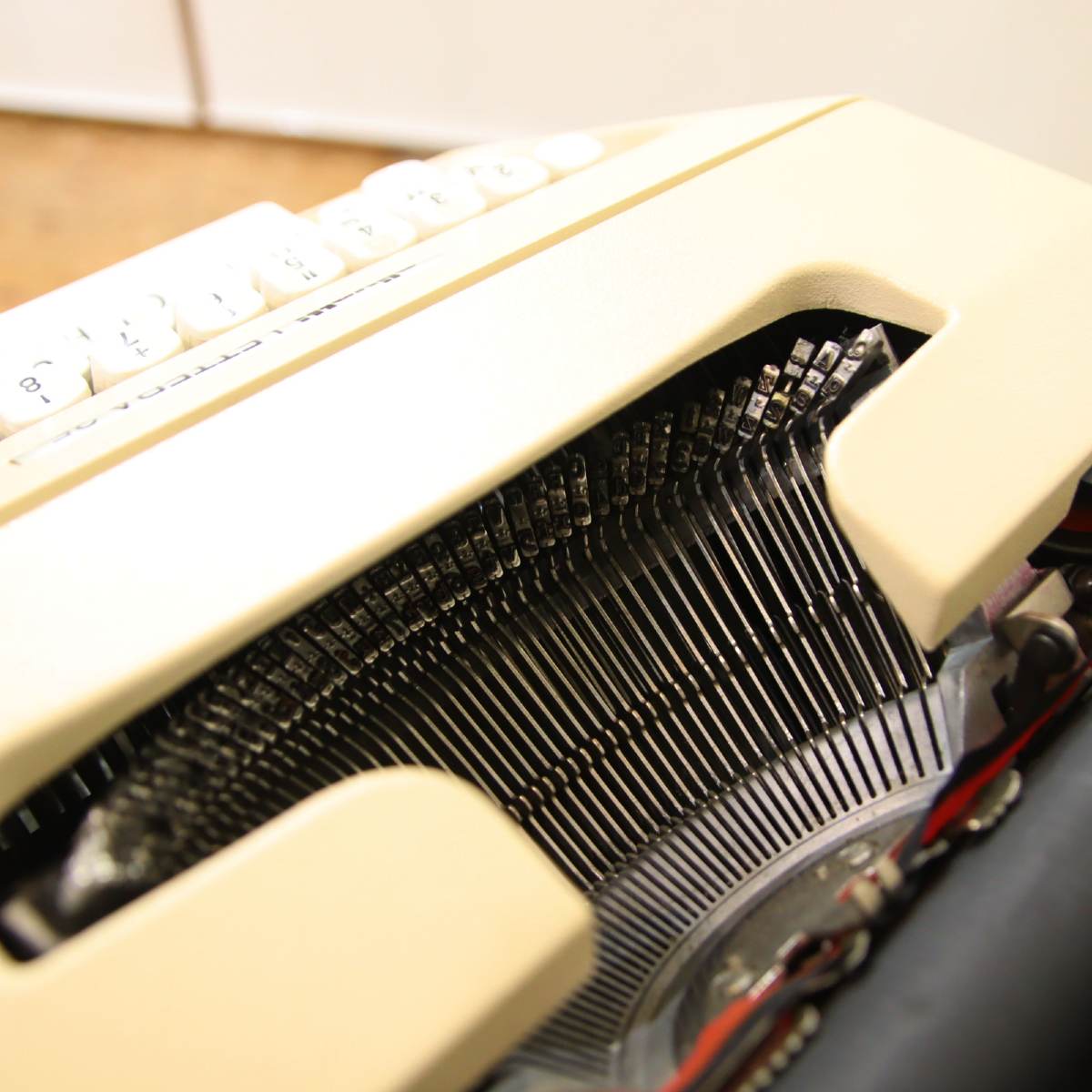 オリベッティ ／ olivetti レッテラ／ ＬＥＴＴＥＲＡ ３５ タイプライター レトロ インテリアオブジェ ヴィンテージ 中古 – RESTYLE