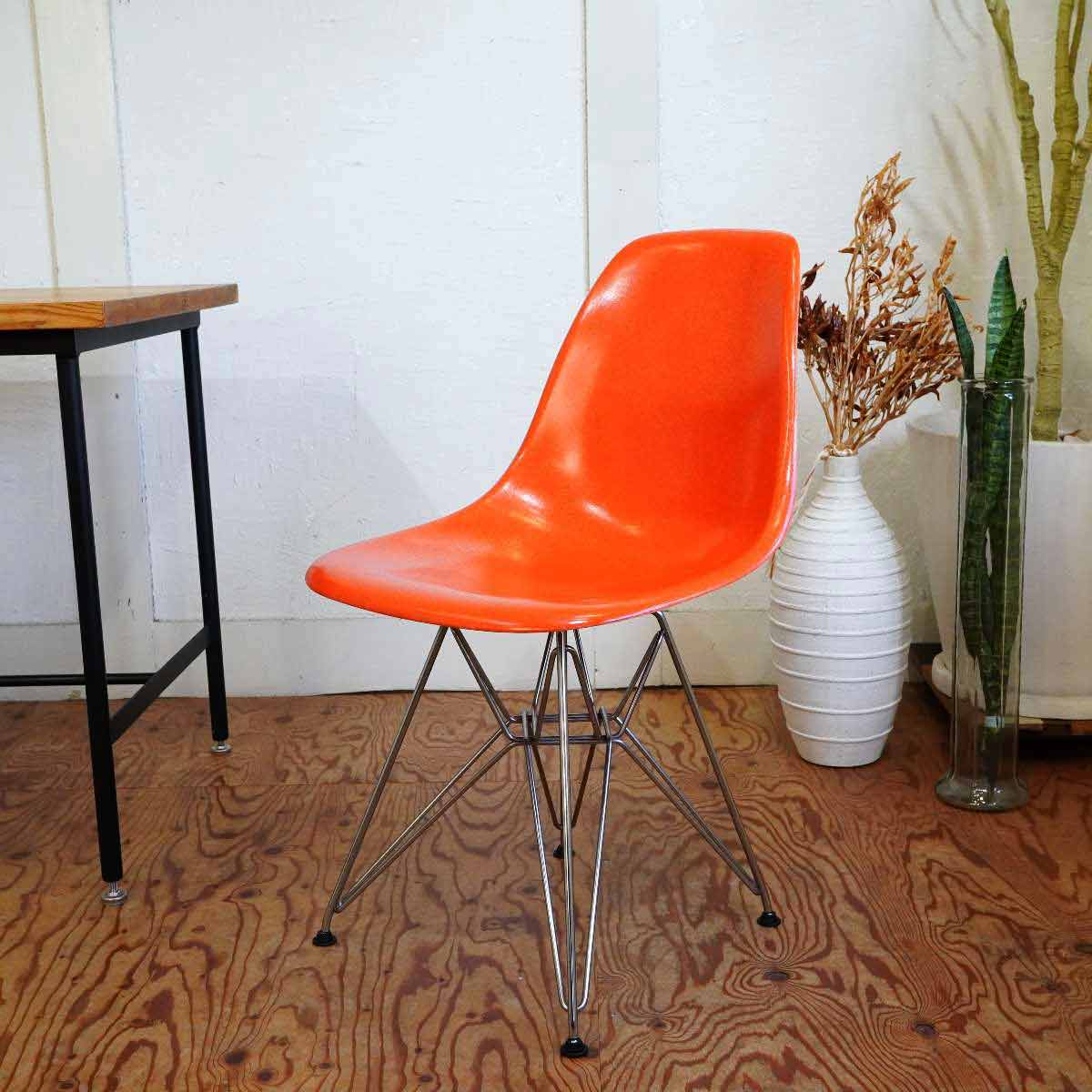 ハーマンミラー / Herman Miller サイドシェルチェア FRP オレンジ チャールズ＆レイ・イームズ エッフェルベース 中古 –  RESTYLE