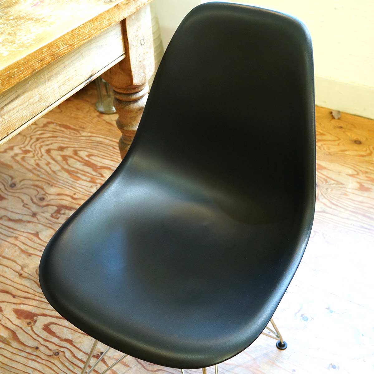 ハーマンミラー / Herman Miller Vitra サイドシェルチェア チャールズ＆レイ・イームズ エッフェルベース 中古 – RESTYLE