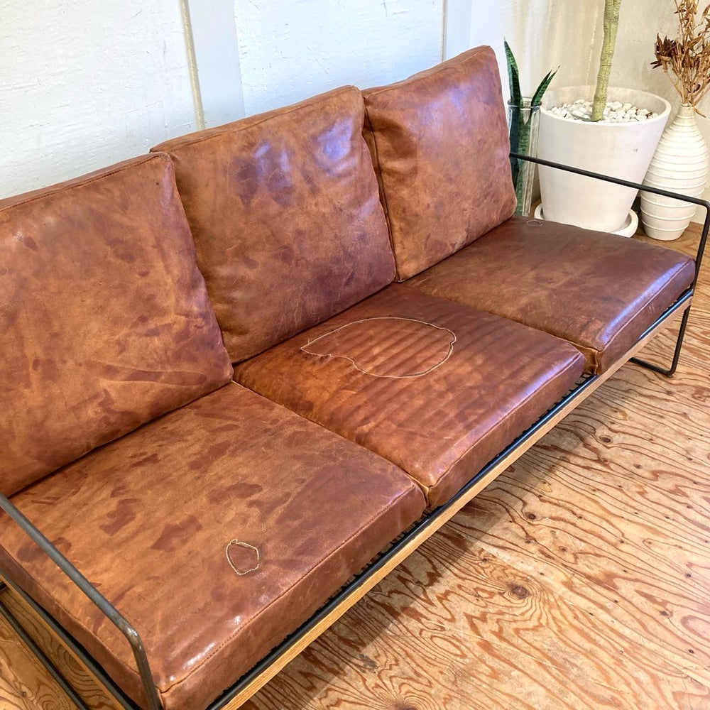 ハチカグ / HACHI KAGU 3人掛け ソファ WI 3P SOFA 牛革 中古 レザー 本革 インダストリアル アイアン 無骨 –  RESTYLE