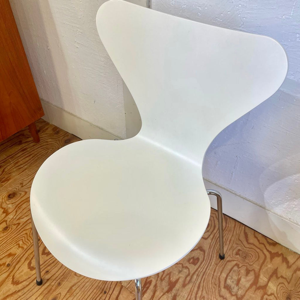 フリッツ・ハンセン / FRITZ HANSEN セブンチェア ホワイト ラッカー【2】 アルネ・ヤコブセン 中古 – RESTYLE