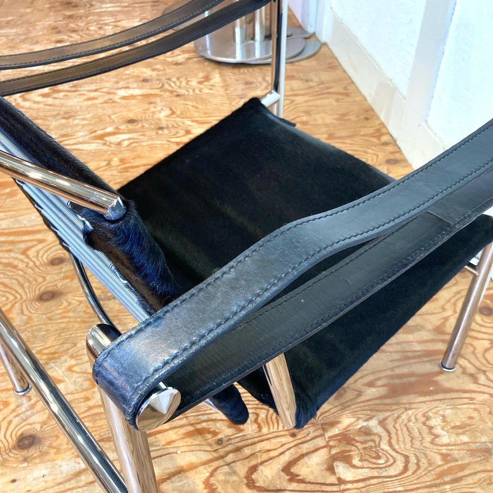 カッシーナ / Cassina LC1 スリングチェア バスキュランチェア 黒毛皮 ル・コルビュジエ ピエール・ジャンヌレ 中古 名作 –  RESTYLE