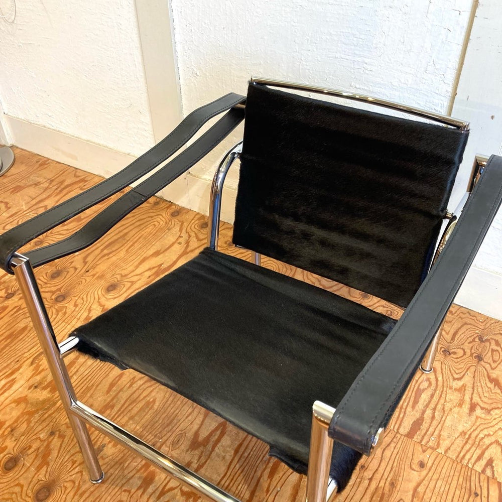 カッシーナ / Cassina LC1 スリングチェア バスキュランチェア 黒毛皮 ル・コルビュジエ ピエール・ジャンヌレ 中古 名作 –  RESTYLE