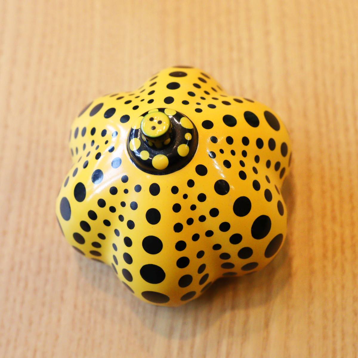 パンプキン ペーパーウェイト草間彌生 オブジェ 置物 YAYOI KUSAMA かぼちゃ イエロー 中古 – RESTYLE